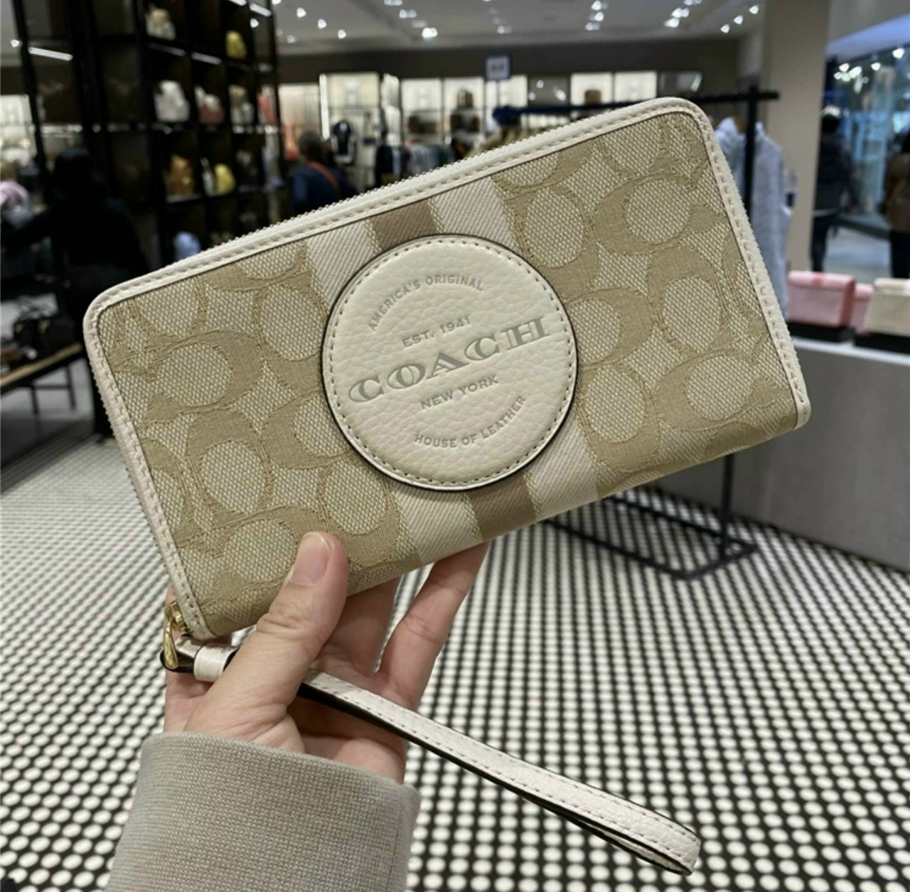 VÍ COACH DEMPSEY LARGE PHONE WALLET IN SIGNATURE JACQUARD WITH STRIPE AND COACH PATCH 11