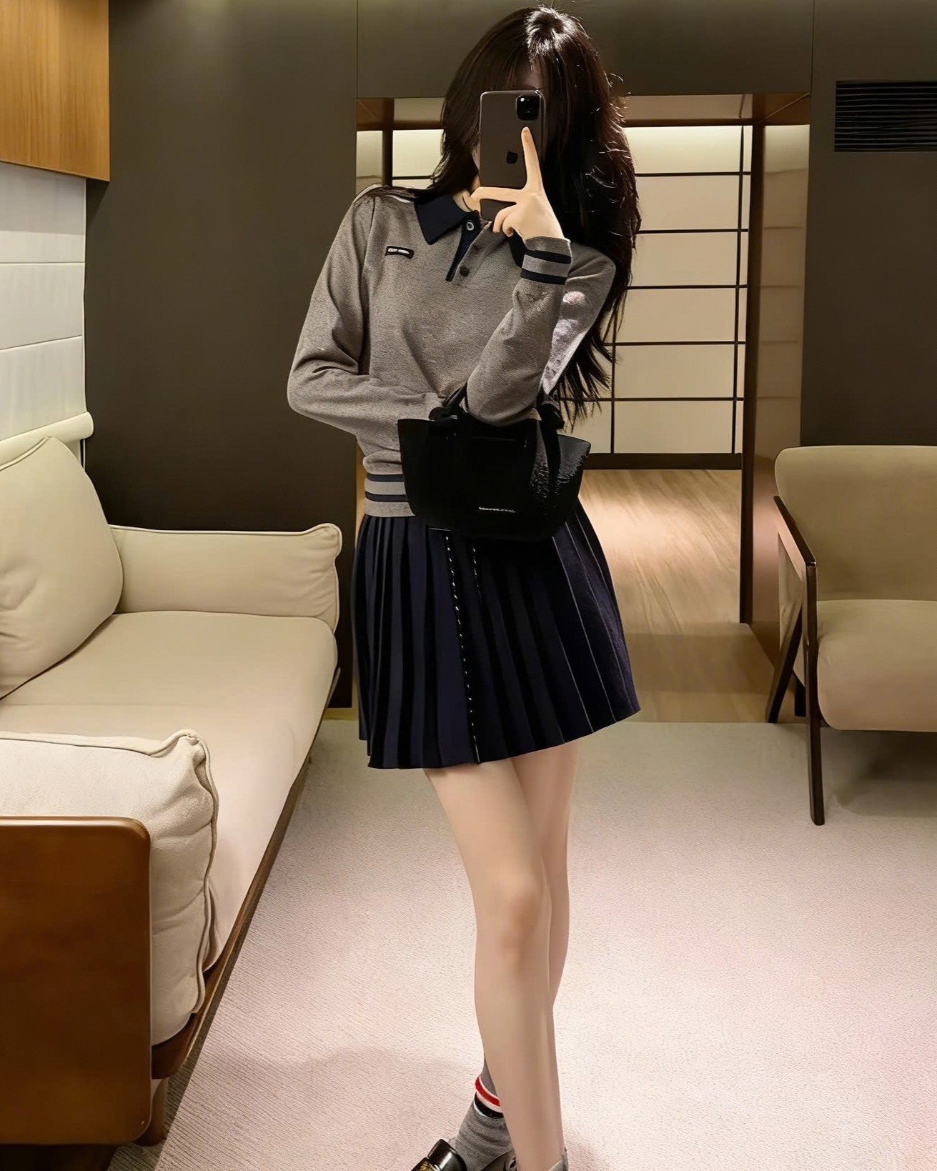Combo áo tay dài màu xám váy ngắn xếp ly Miu Miu 2