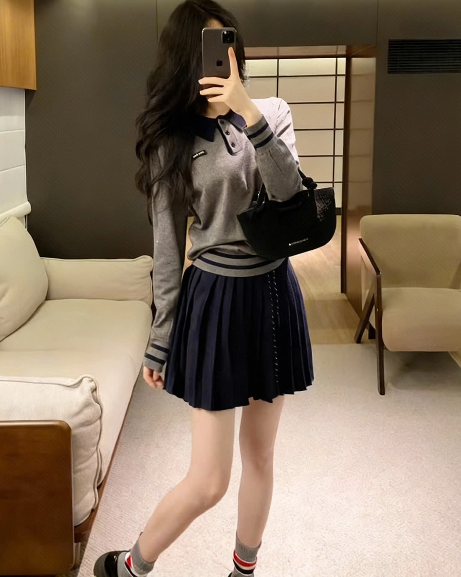Combo áo tay dài màu xám váy ngắn xếp ly Miu Miu 1
