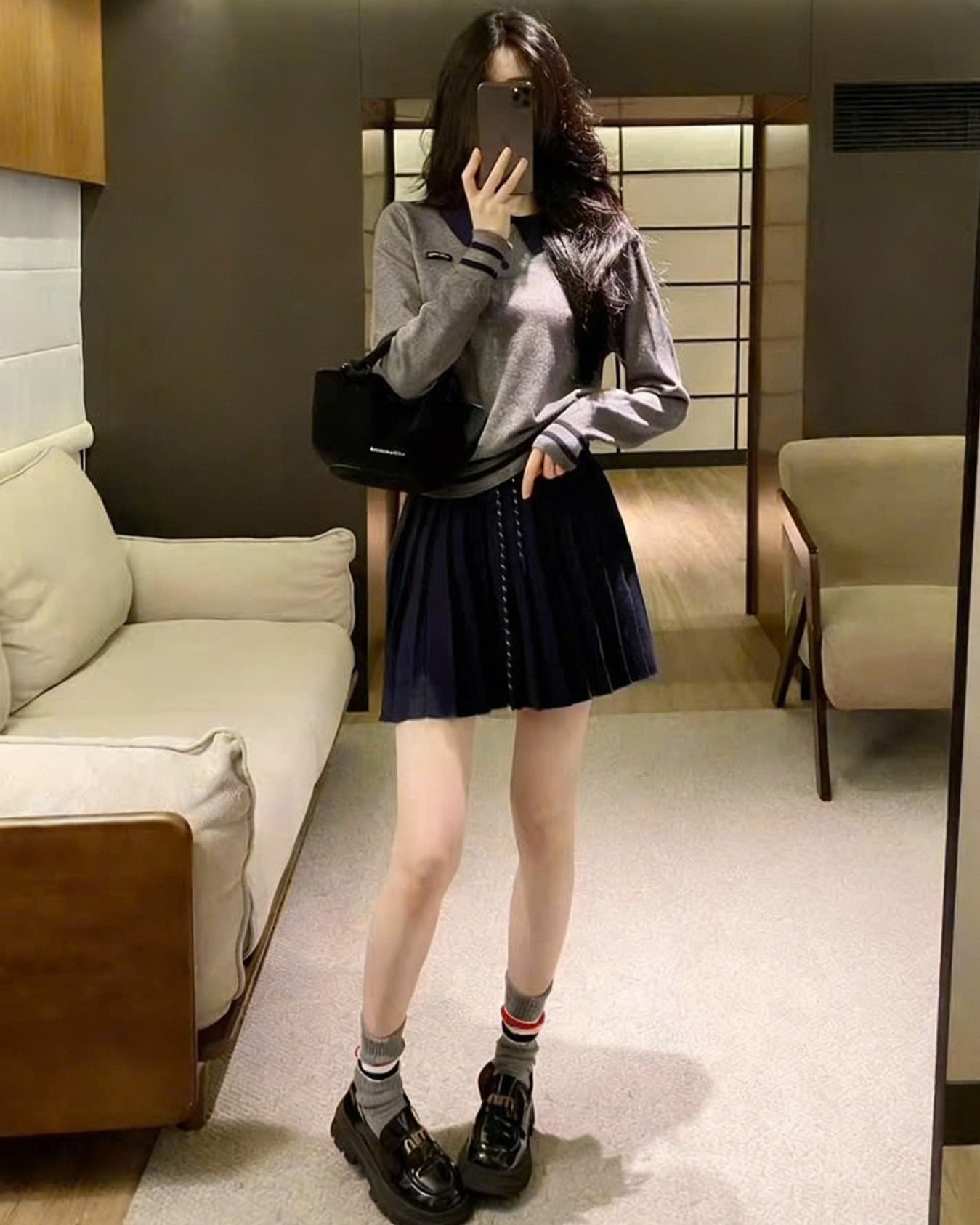 Combo áo tay dài màu xám váy ngắn xếp ly Miu Miu 6
