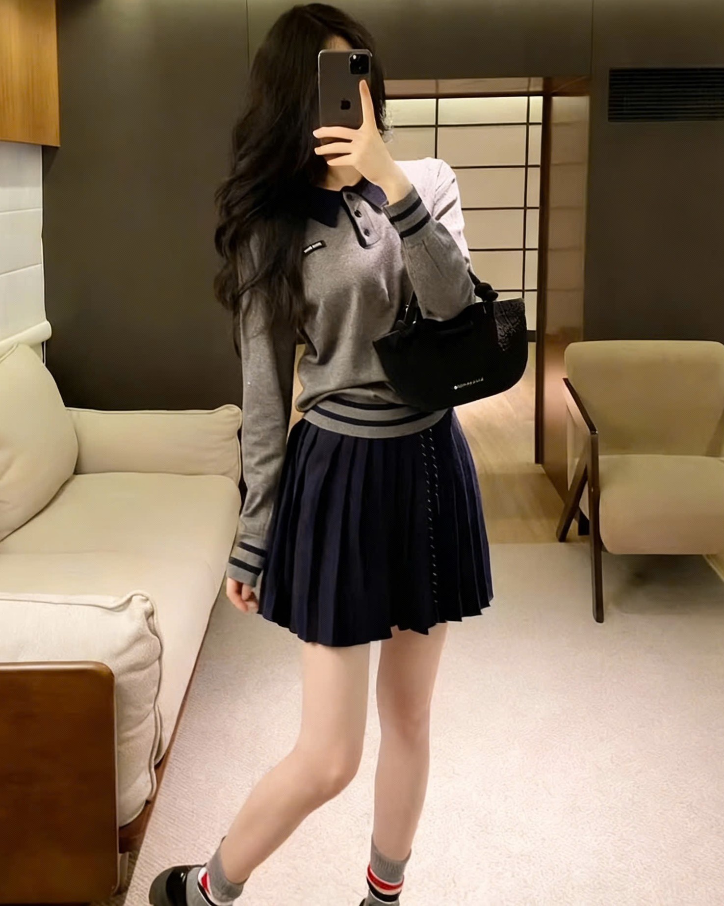 Combo áo tay dài màu xám váy ngắn xếp ly Miu Miu 4