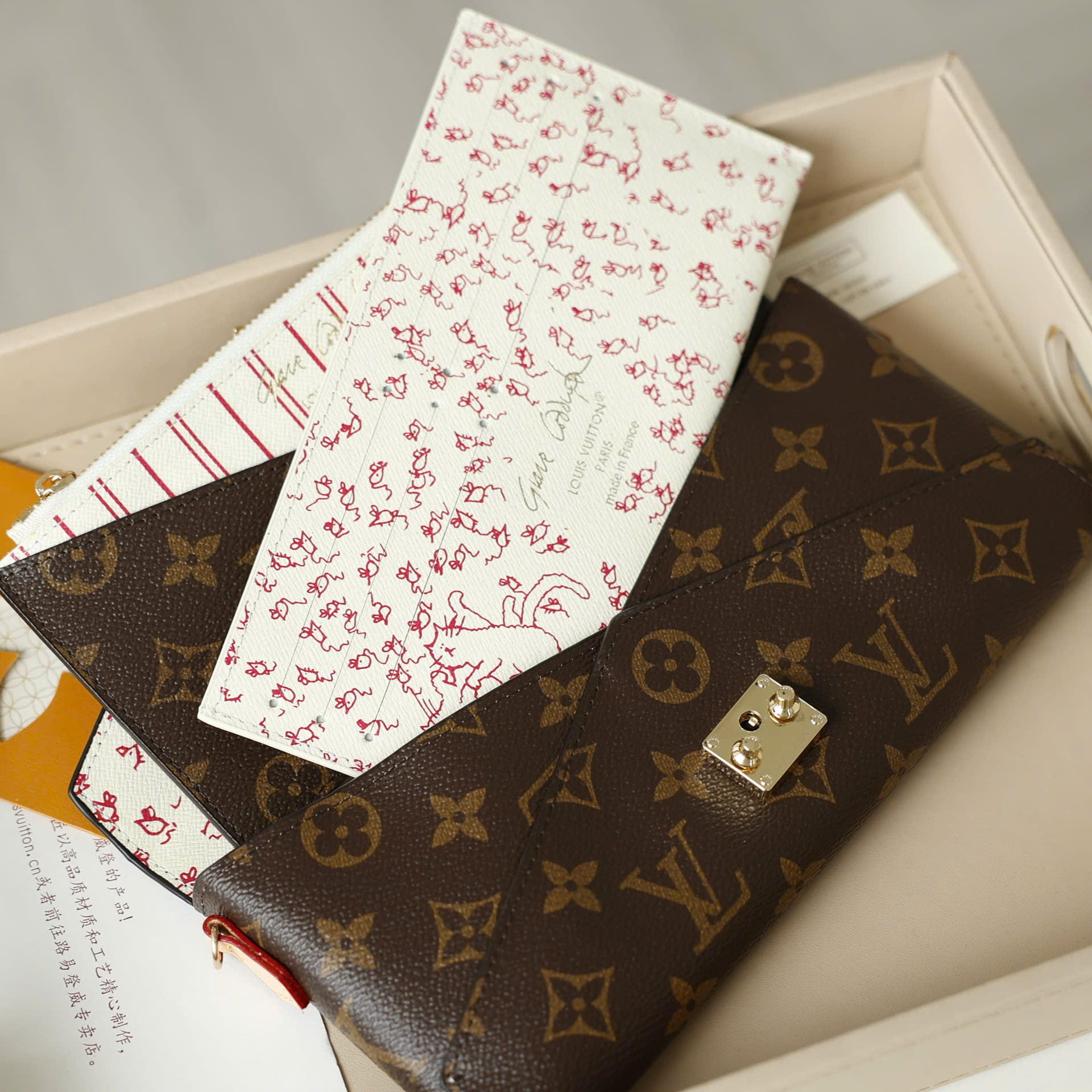 Túi nâu Louis Vuitton Travels With Grace Coddington Kirigami Organizer On Chain 4