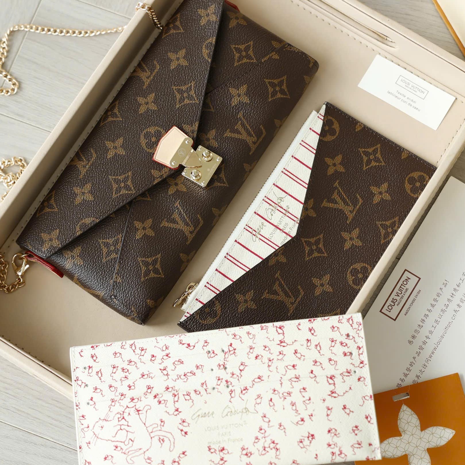 Túi nâu Louis Vuitton Travels With Grace Coddington Kirigami Organizer On Chain 5