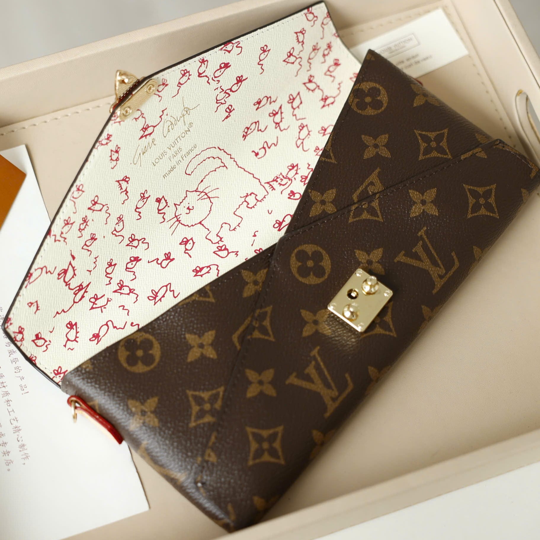 Túi nâu Louis Vuitton Travels With Grace Coddington Kirigami Organizer On Chain 14