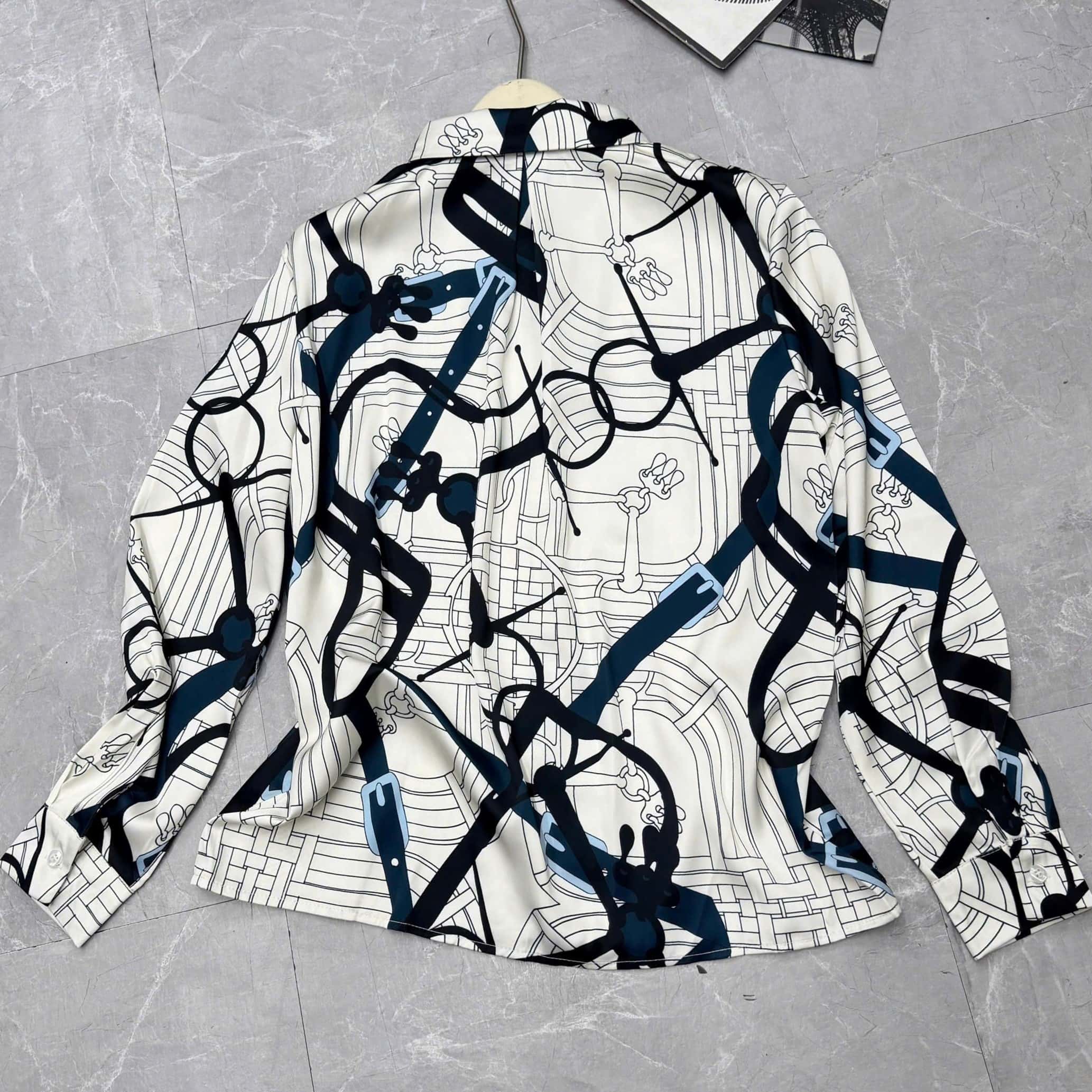Áo sơ mi lụa nữ họa tiết trắng đen Hermes 1