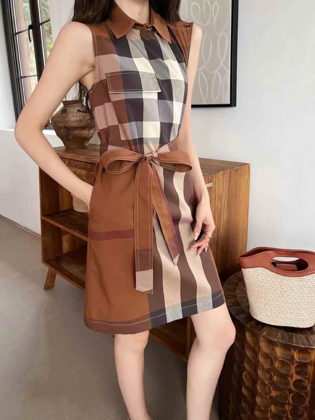 Đầm nữ thời trang sát nách nâu sọc đứng Burberry 1