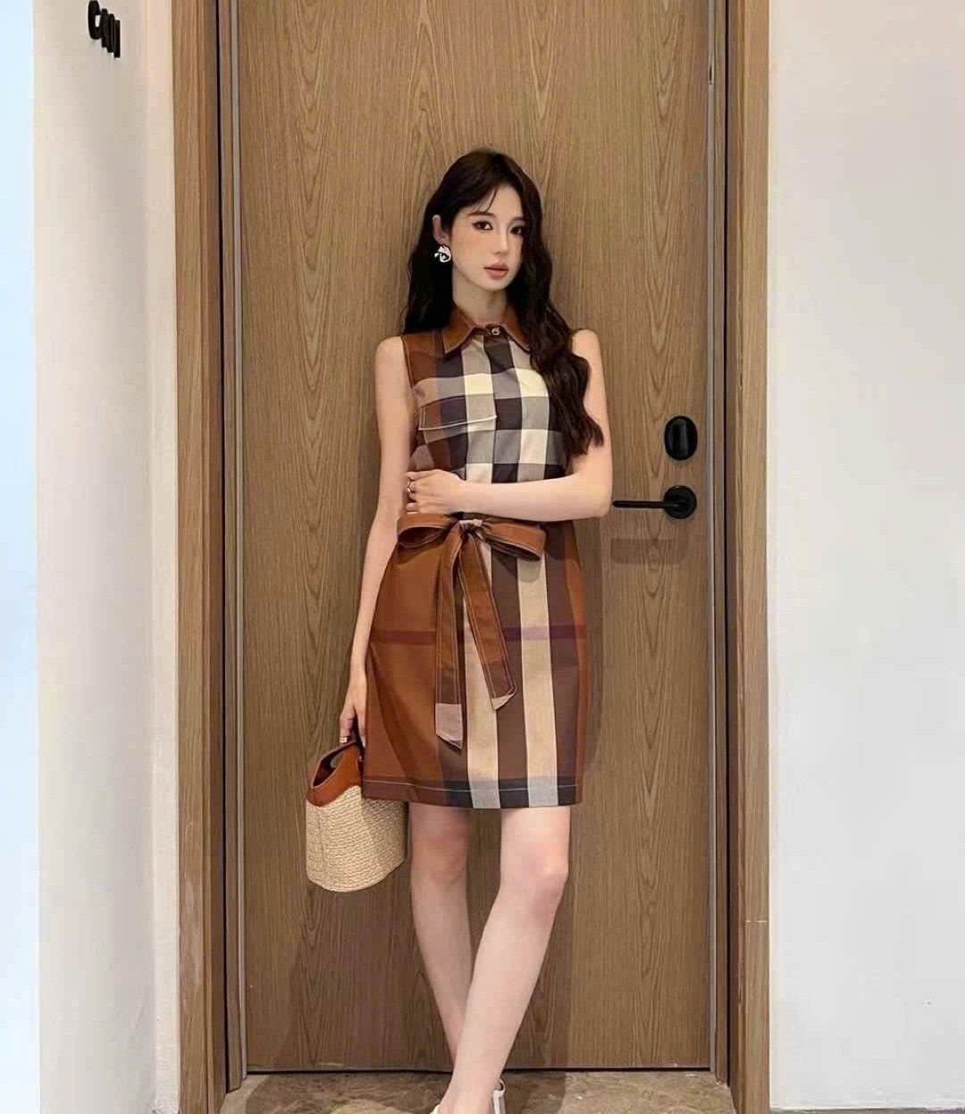 Đầm nữ thời trang sát nách nâu sọc đứng Burberry 3