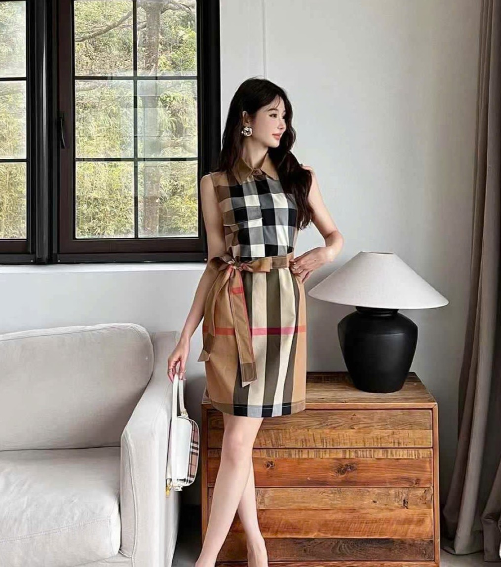 Đầm nữ thời trang sát nách nâu sọc đứng Burberry 4