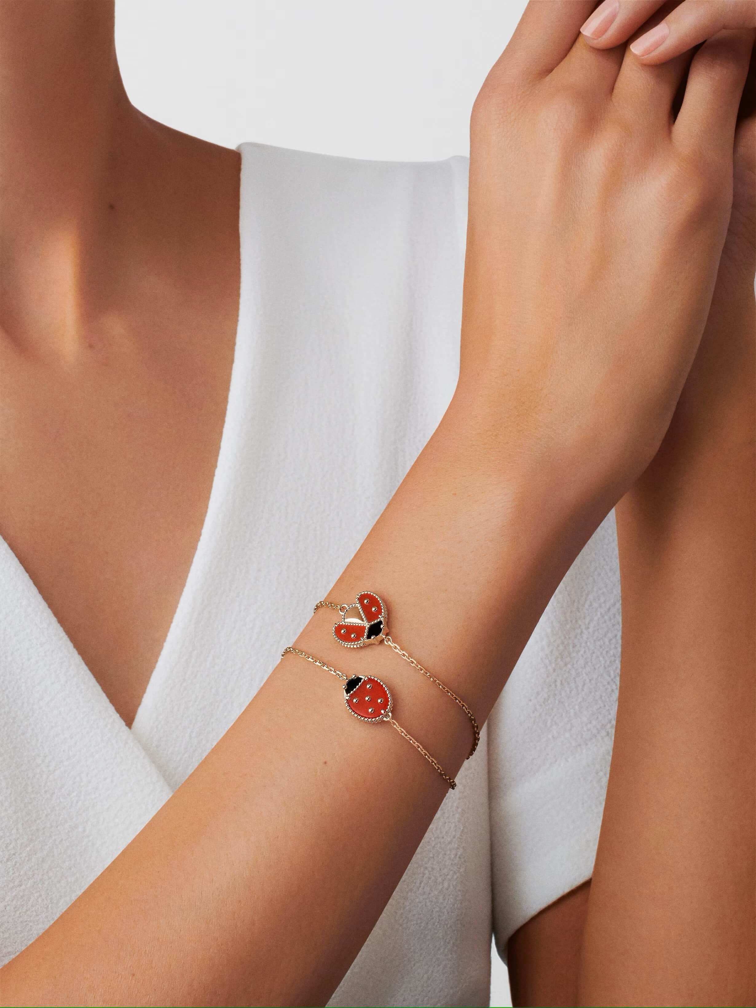 Vòng tay nữ bọ rùa Van Cleef Arpels Lucky Spring Bracelet Closed Wings Ladybug Rose Gold Carnelian VCARP7R000 1
