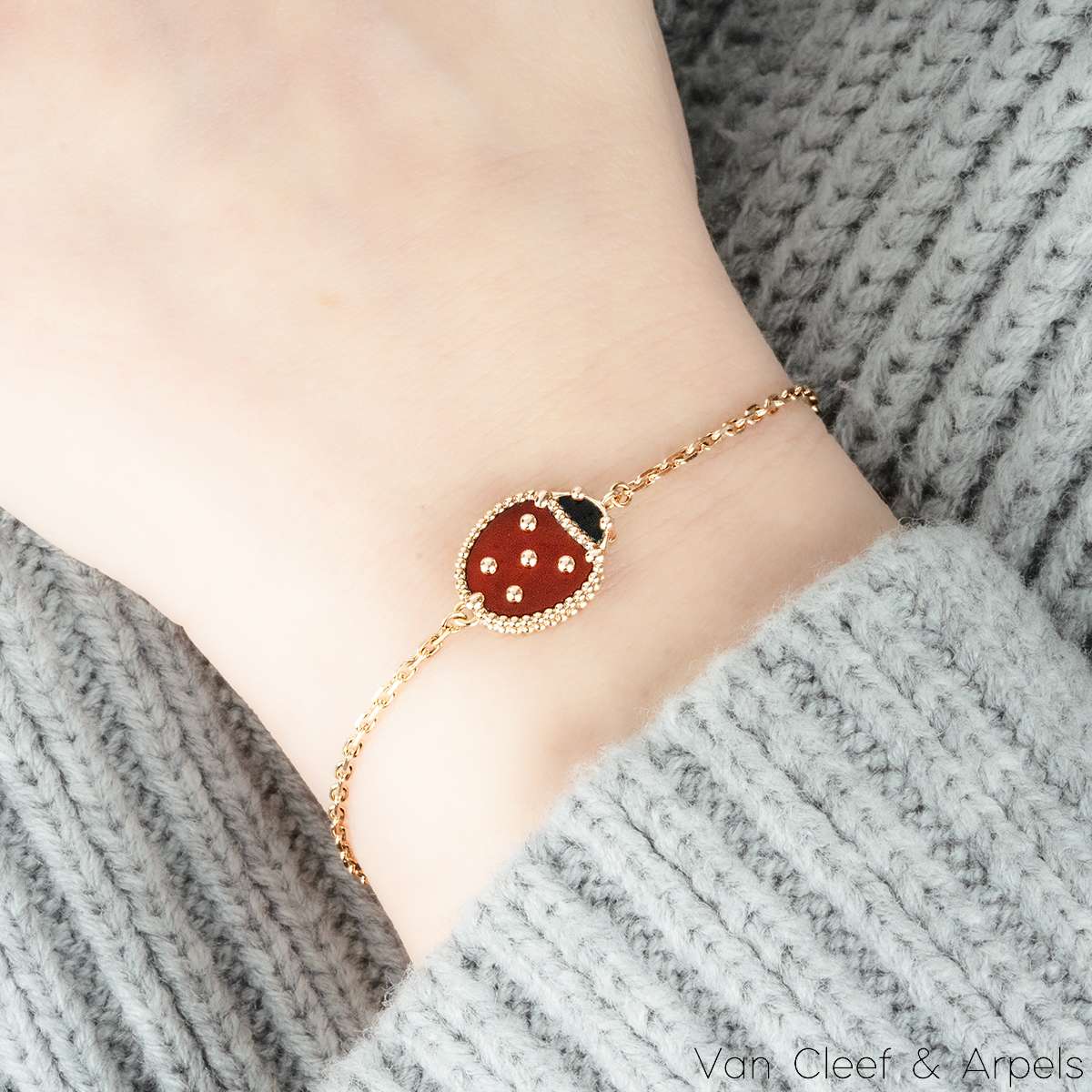 Vòng tay nữ bọ rùa Van Cleef Arpels Lucky Spring Bracelet Closed Wings Ladybug Rose Gold Carnelian VCARP7R000 3