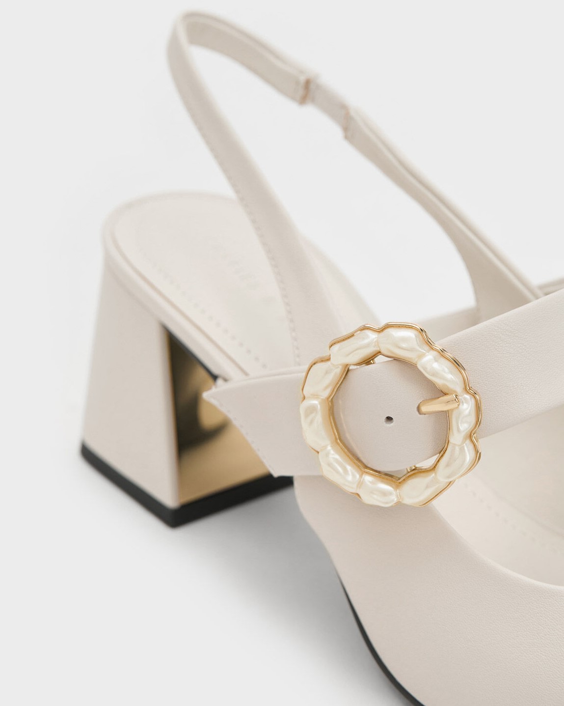 Giày bít mũi CNK Charles Keith Patent Two-Tone Pearl Buckle 