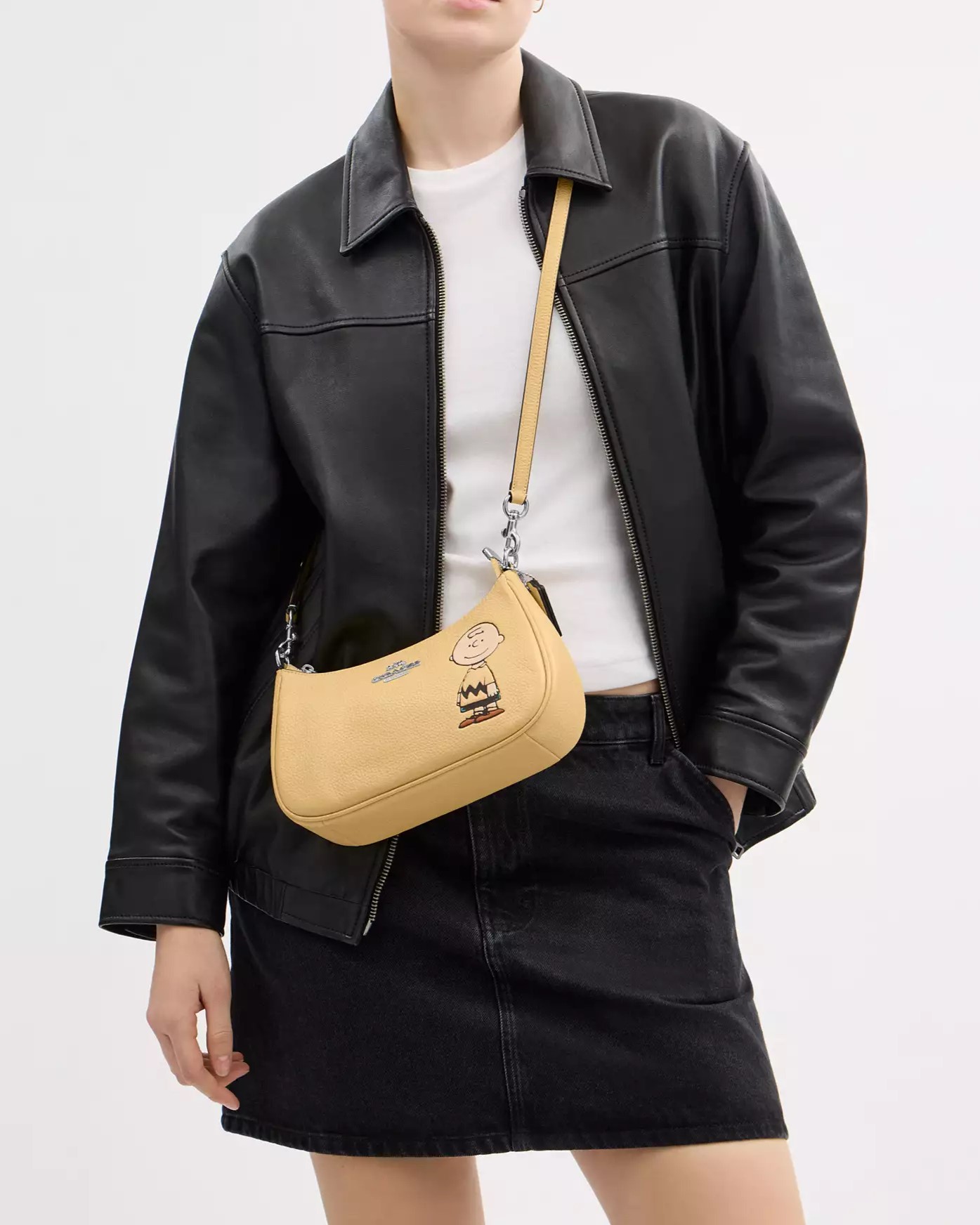 Túi kẹp nách Coach X Peanuts Teri Shoulder Bag With Charlie Brown Hay Multi CBJ83 6