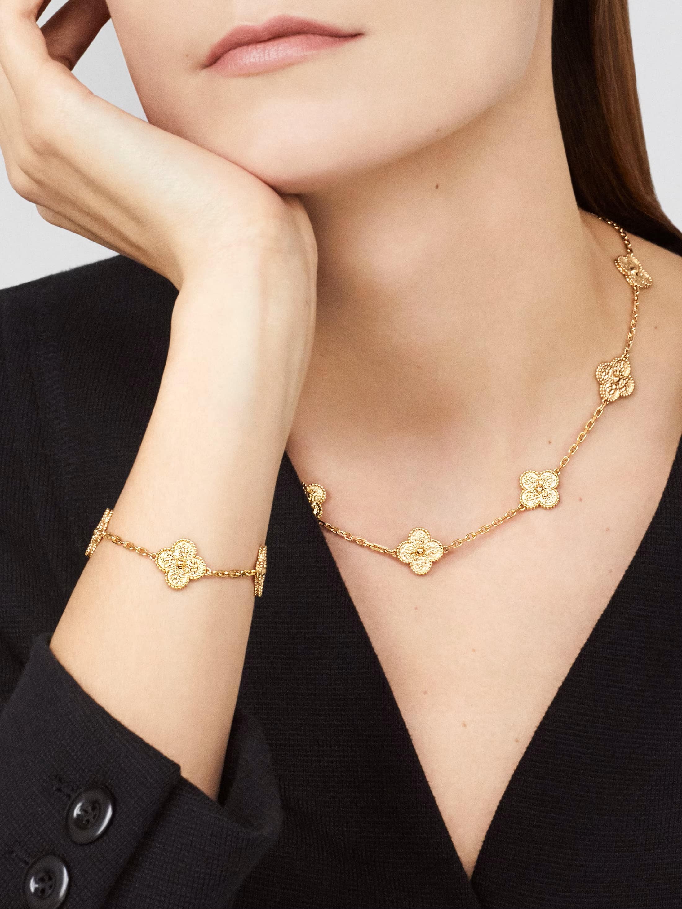 Lắc tay cỏ 4 lá Van Cleef Arpels Vintage Alhambra 5 Motifs Bracelet Yellow Gold VCARO1IE00 2