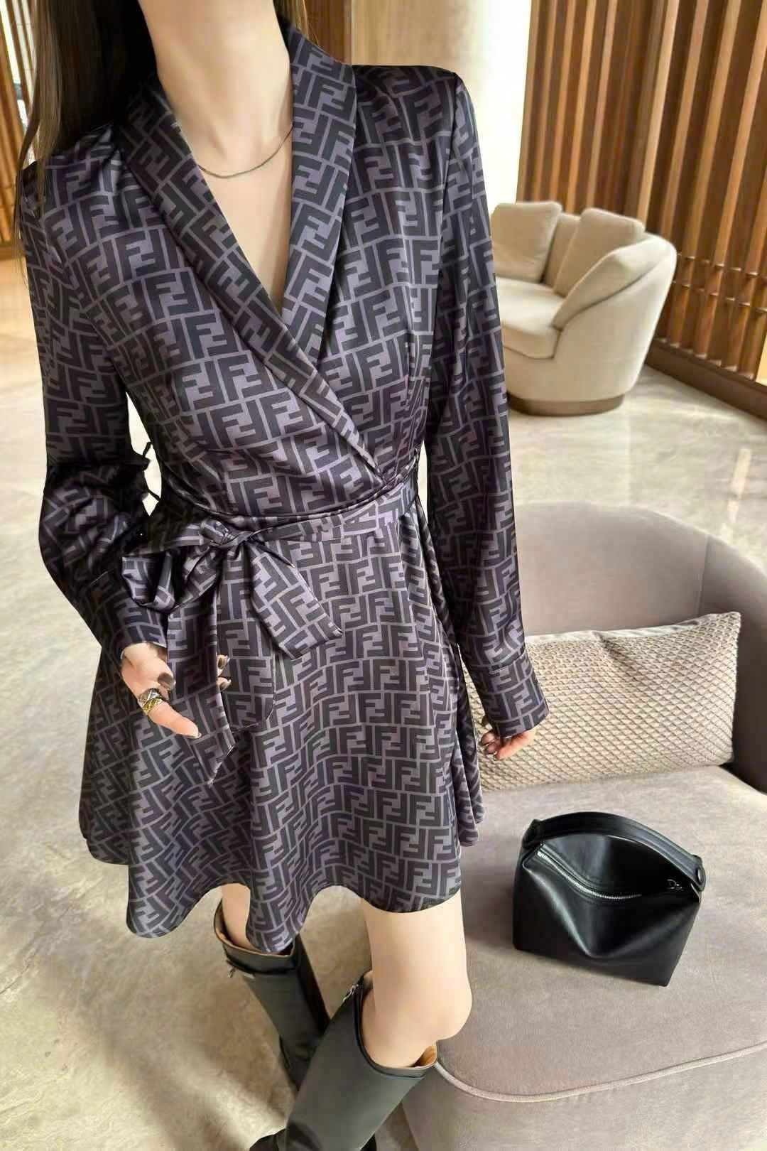 Áo đầm cổ vest dáng xòe Fendi 1
