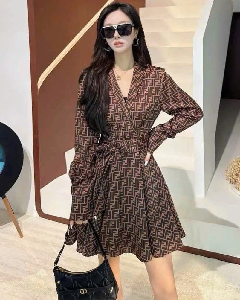 Áo đầm cổ vest dáng xòe Fendi 9