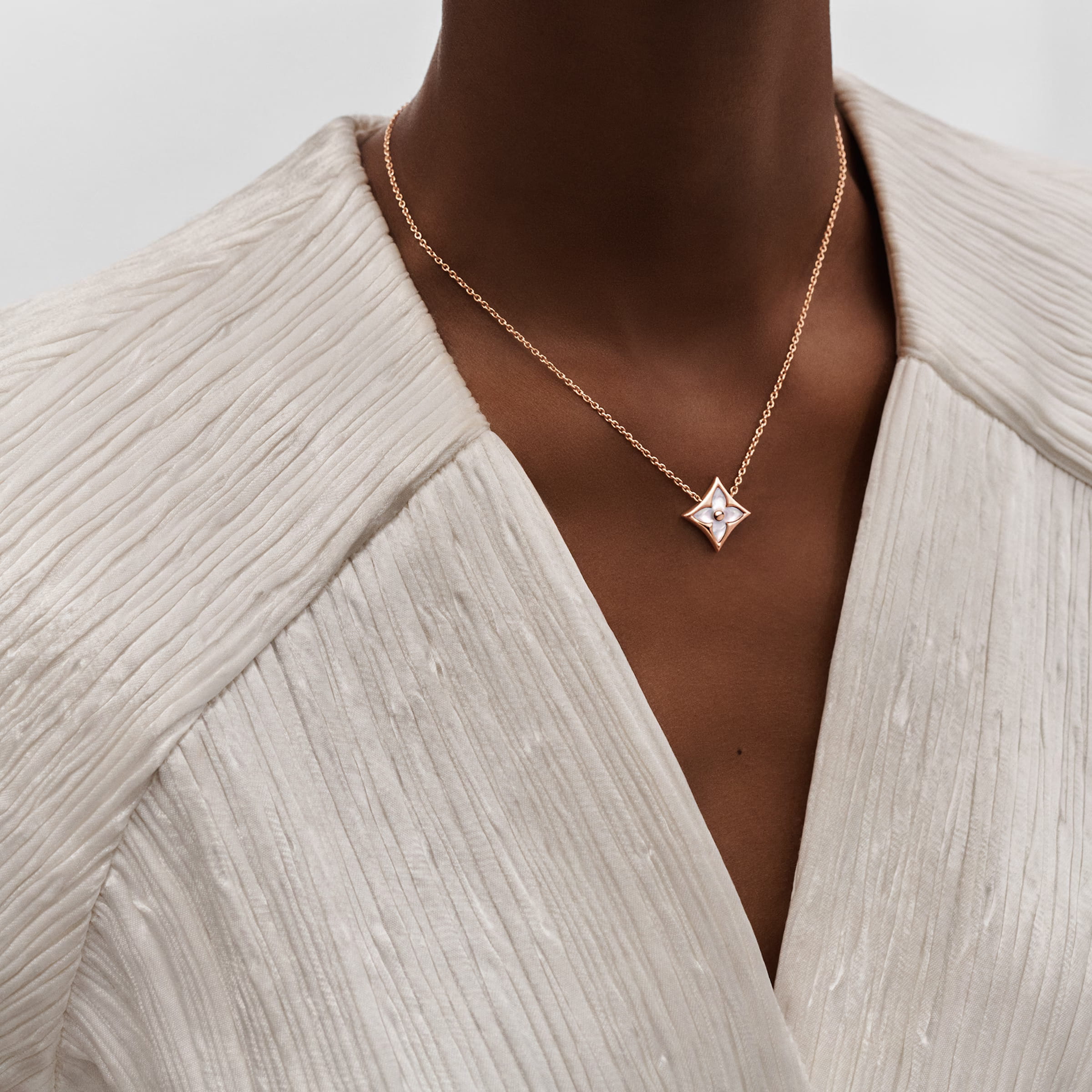 DÂY CHUYỀN THỜI TRANG LV LOUIS VUITTON COLOR BLOSSOM STAR PENDANT PINK GOLD AND WHITE MOTHER-OF-PEARL Q93521 2