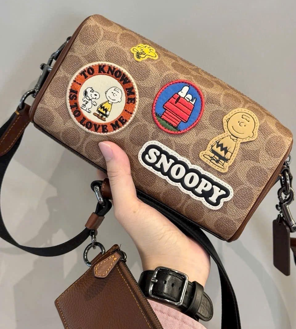 Túi đeo chéo Coach x Peanuts Axel Crossbody Bag Signature Canvas Patch CBS96 2