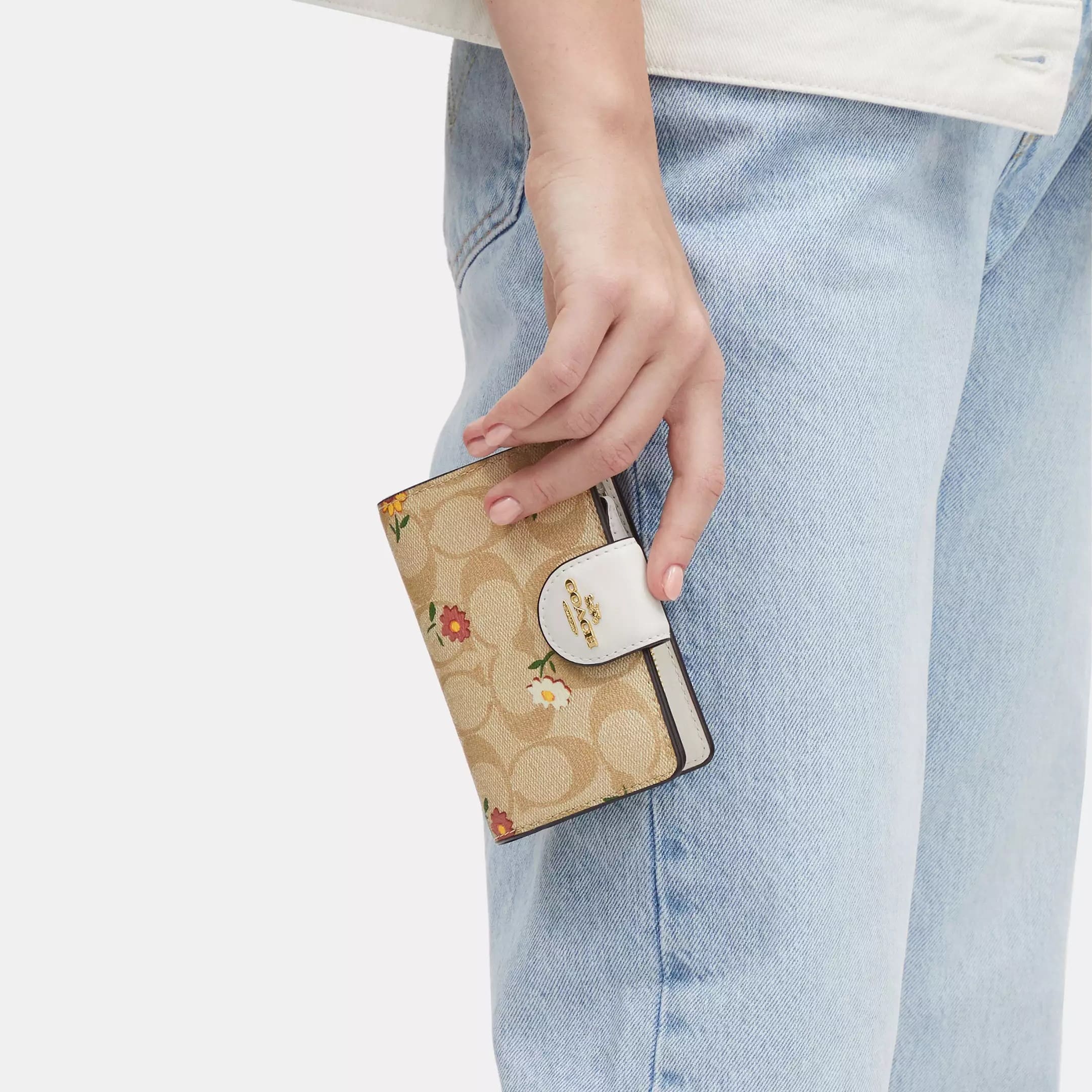 Ví Coach Medium Corner Zip Wallet In Signature Canvas With Nostalgic Ditsy Print CH480 2