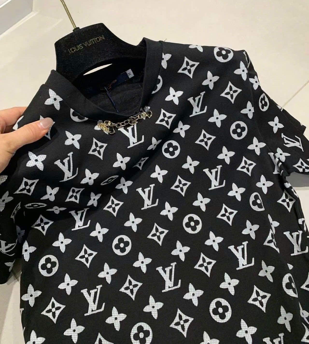 Áo thun LV màu đen họa tiết hãng 5