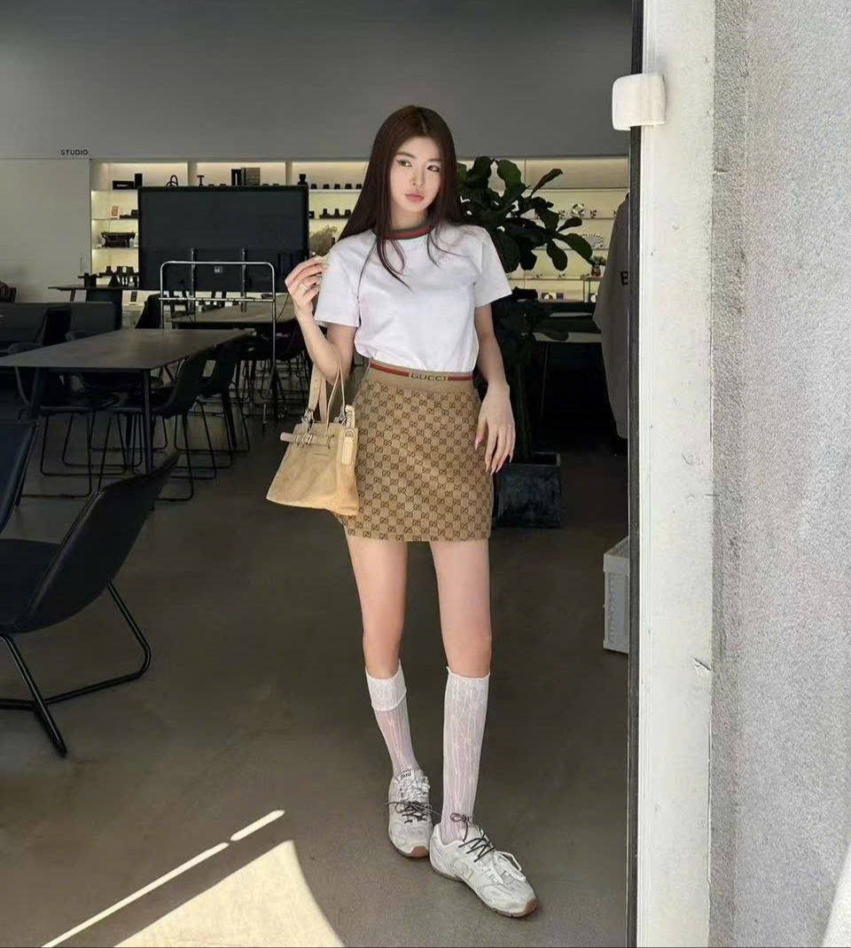 Combo áo thun trắng váy lưng thun Gucci 1