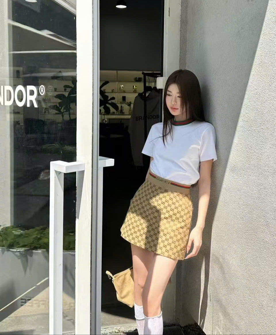 Combo áo thun trắng váy lưng thun Gucci 5