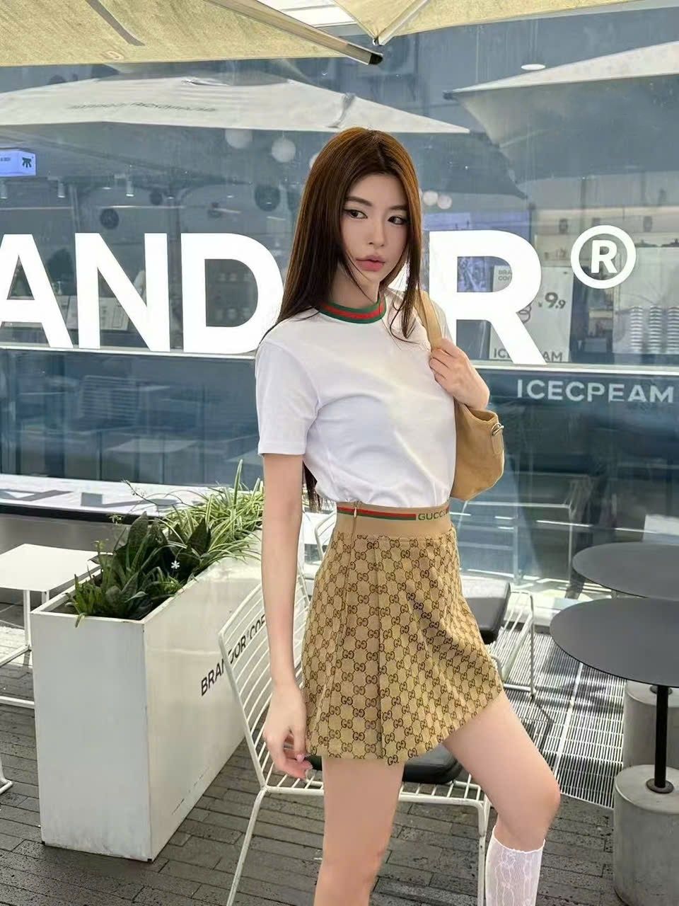Combo áo thun trắng váy lưng thun Gucci 2