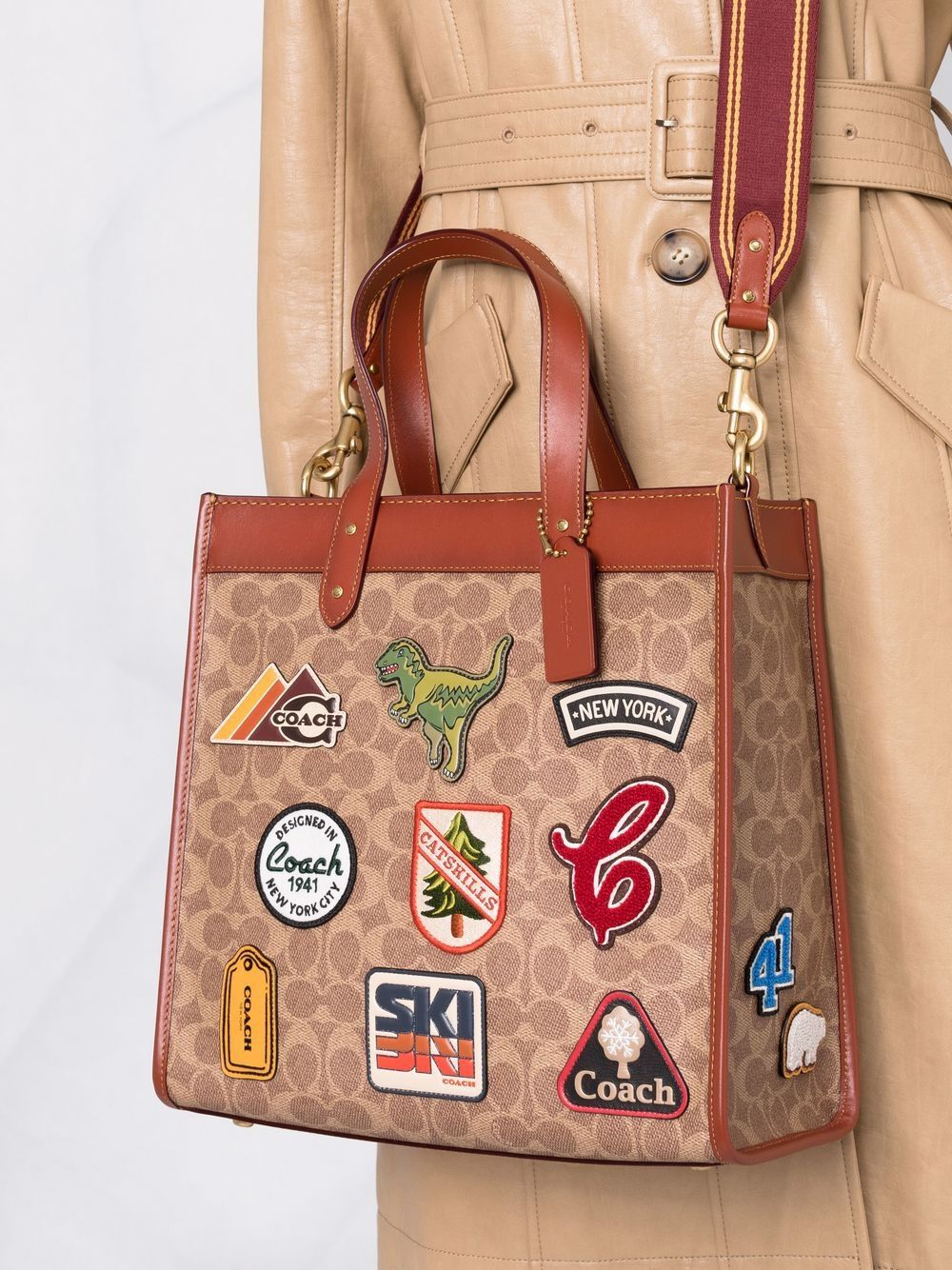 TÚI COACH FIELD TOTE IN SIGNATURE CANVAS WITH PATCHES 15