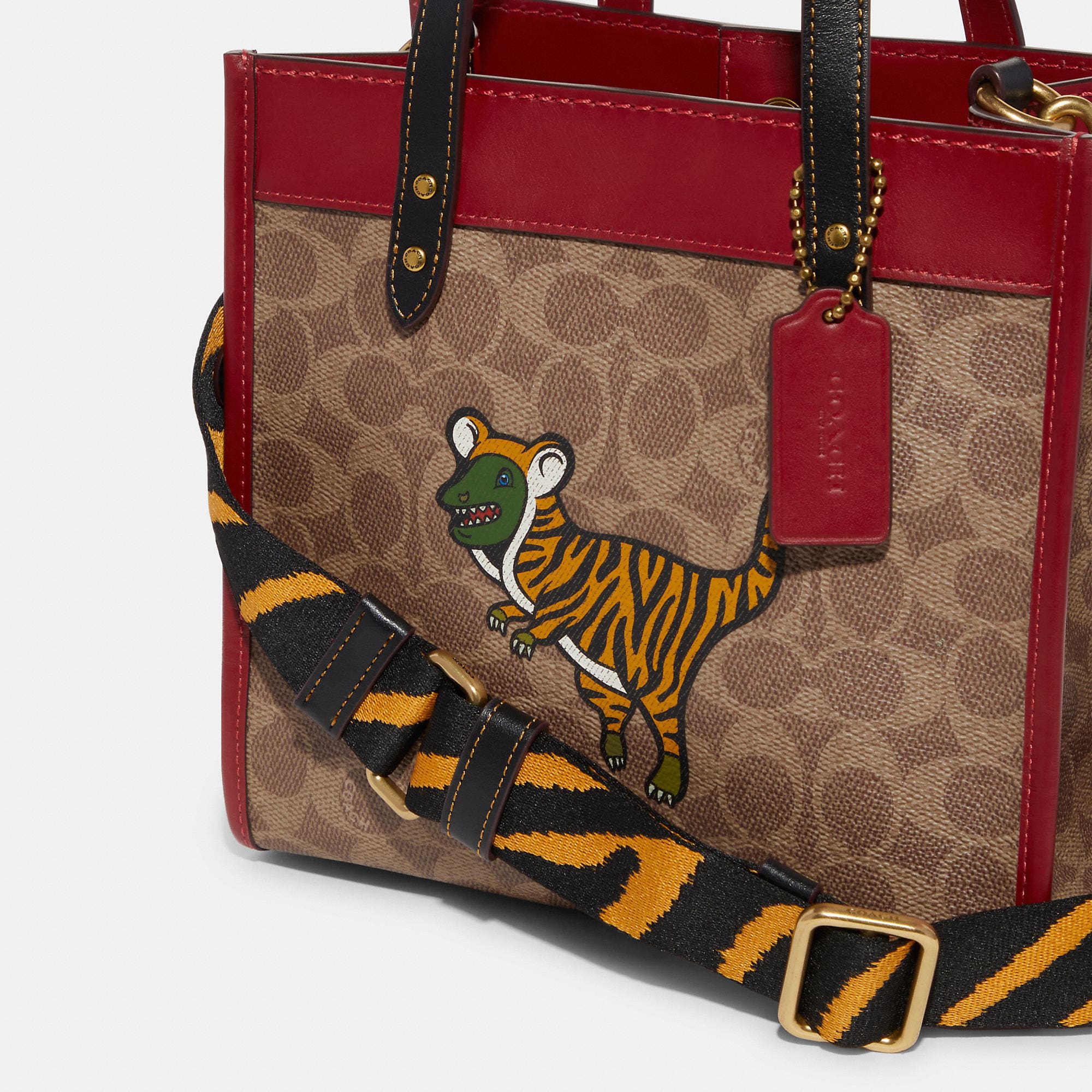 TÚI ĐEO CHÉO COACH LUNAR NEW YEAR FIELD TOTE 22 IN SIGNATURE CANVAS WITH TIGER REXY 1