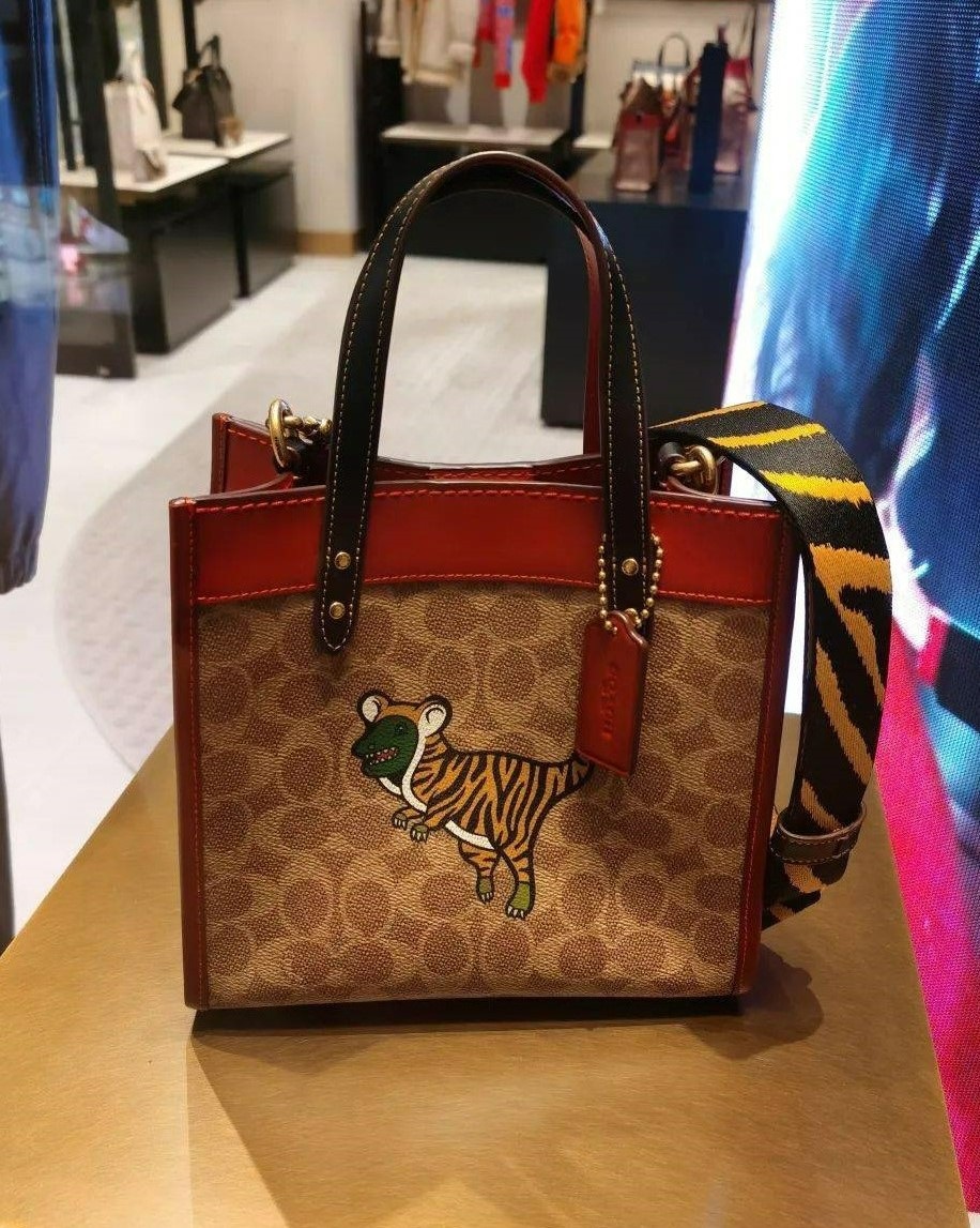 TÚI ĐEO CHÉO COACH LUNAR NEW YEAR FIELD TOTE 22 IN SIGNATURE CANVAS WITH TIGER REXY 4