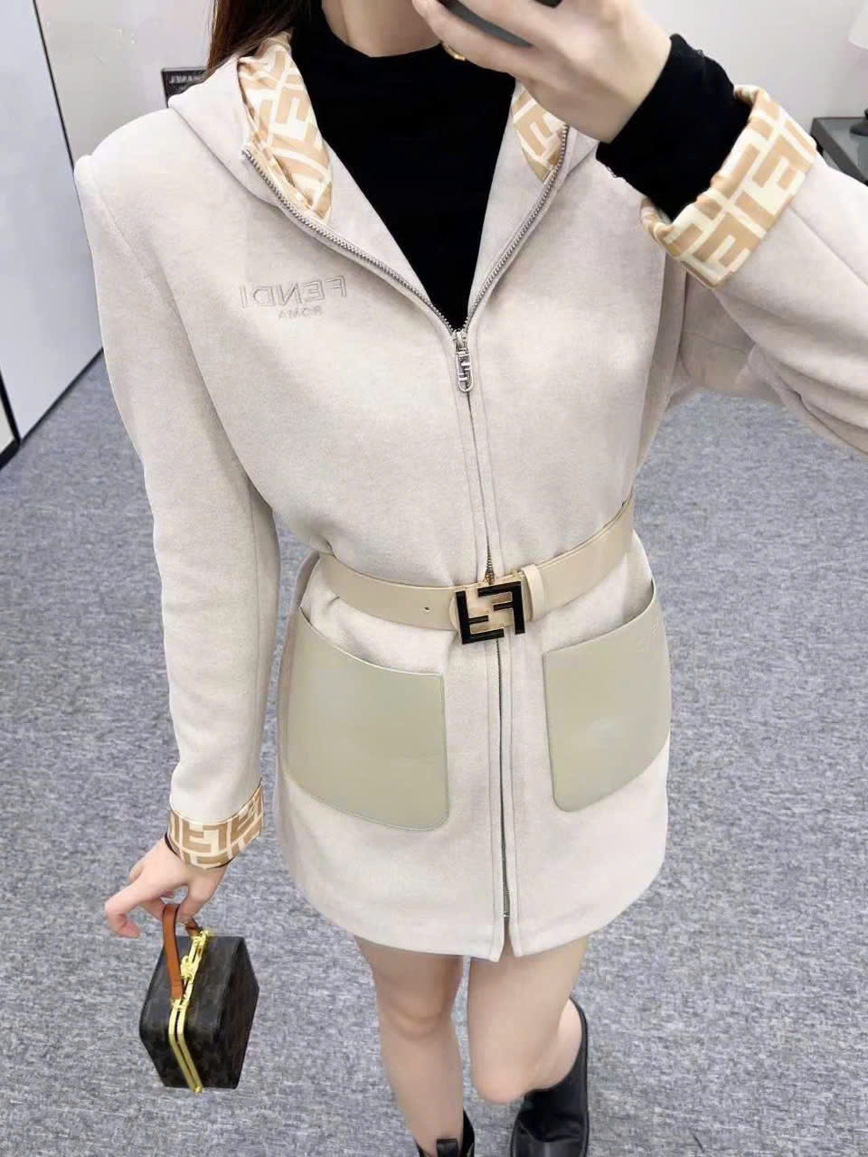 Áo khoác dạ có nón thời trang Fendi 7