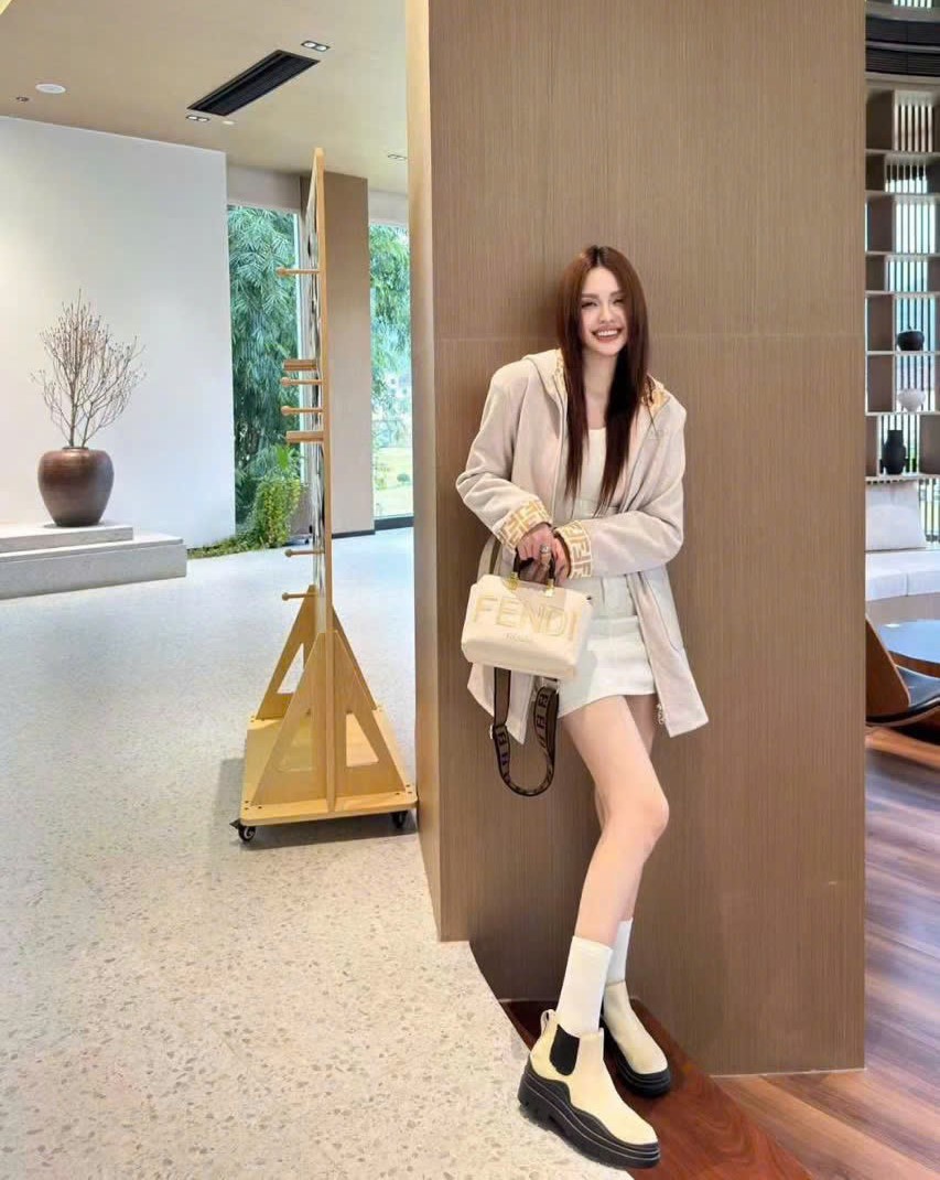 Áo khoác dạ có nón thời trang Fendi 8