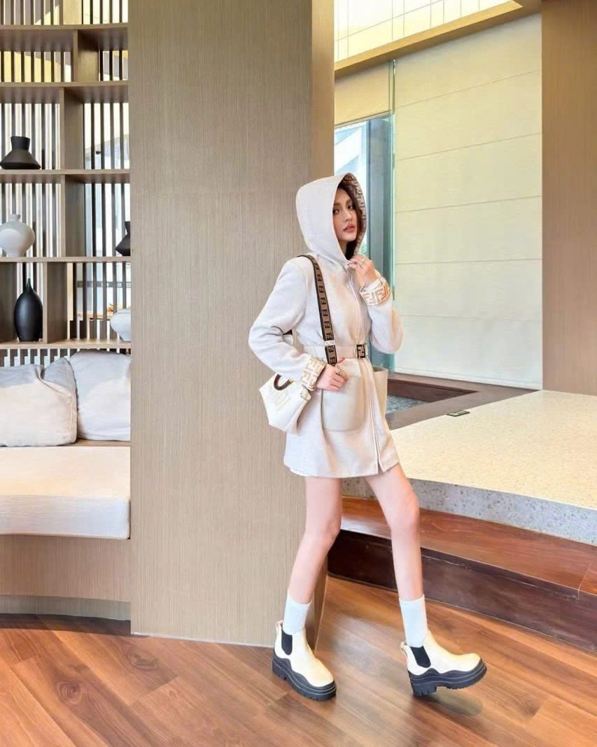 Áo khoác dạ có nón thời trang Fendi 9