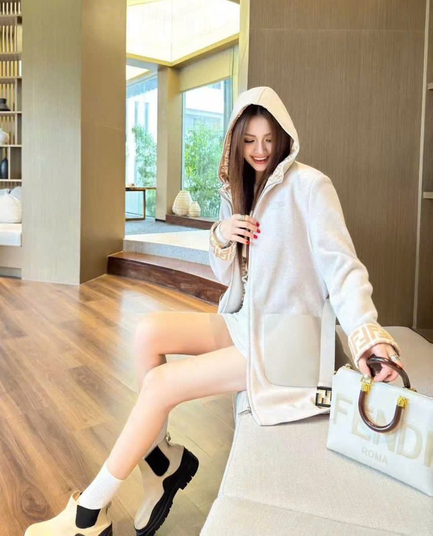Áo khoác dạ có nón thời trang Fendi 11