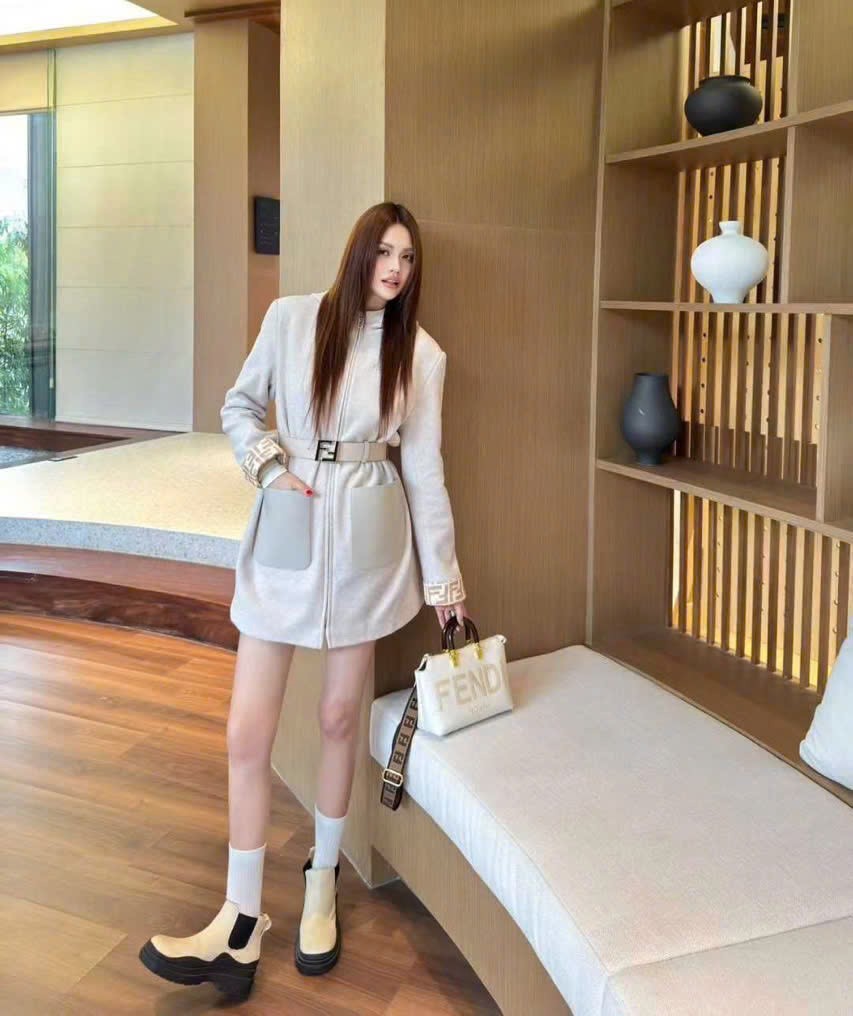 Áo khoác dạ có nón thời trang Fendi 15