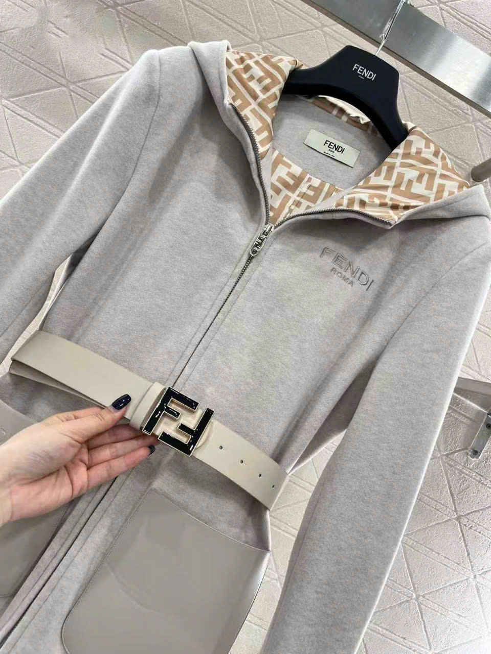 Áo khoác dạ có nón thời trang Fendi 16