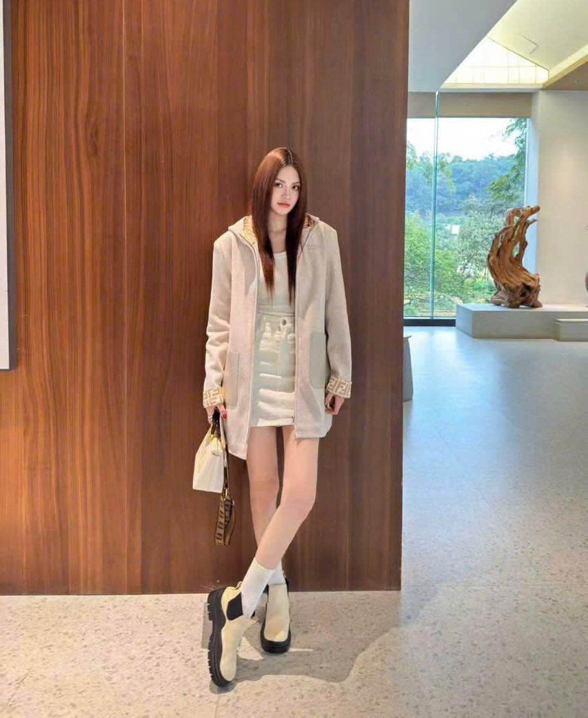 Áo khoác dạ có nón thời trang Fendi 17
