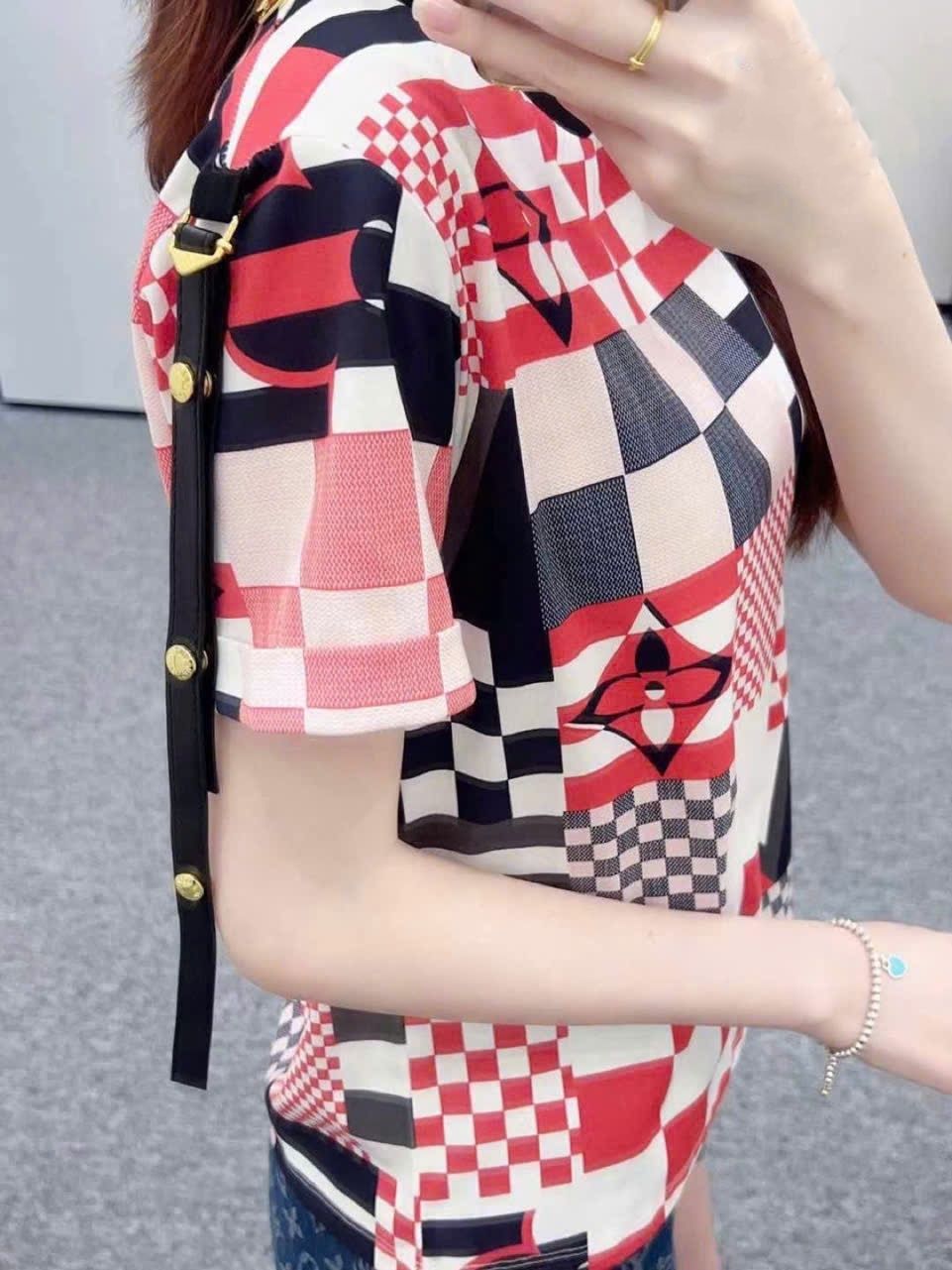 Áo phông nữ Louis Vuitton họa tiết limited 5