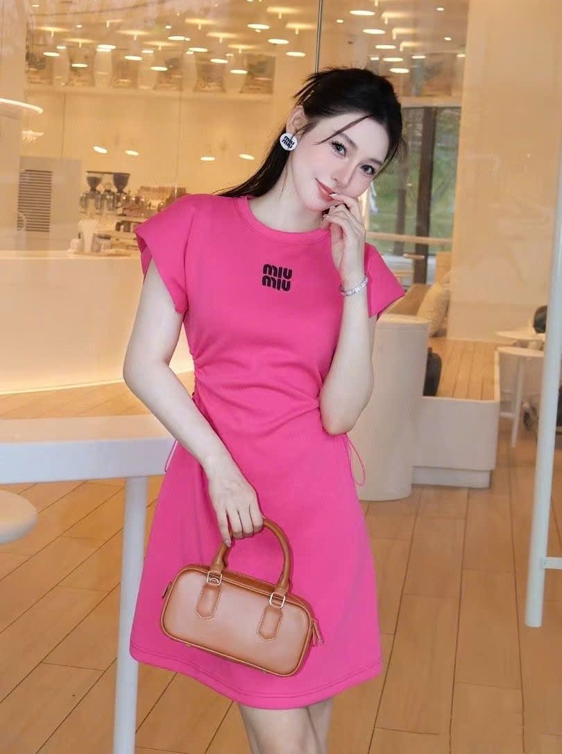 Đầm nữ sát nách cổ tròn hồng đen Miu Miu 3