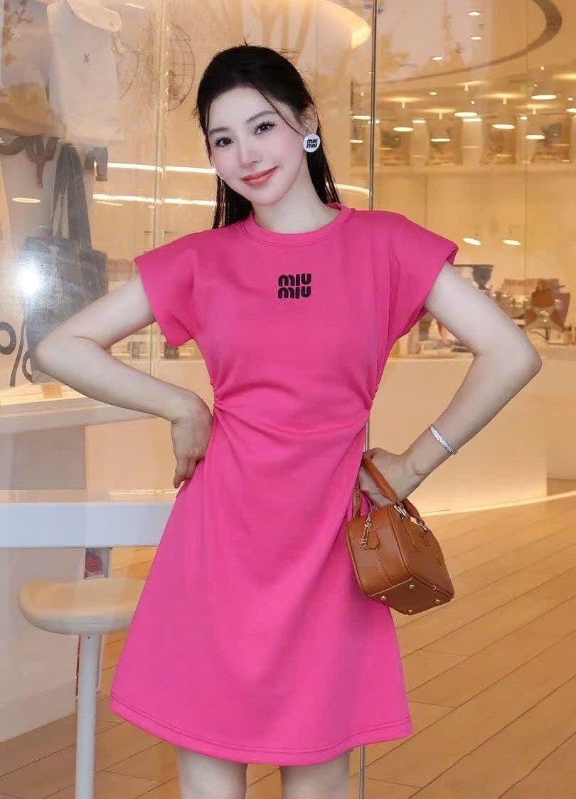 Đầm nữ sát nách cổ tròn hồng đen Miu Miu 1