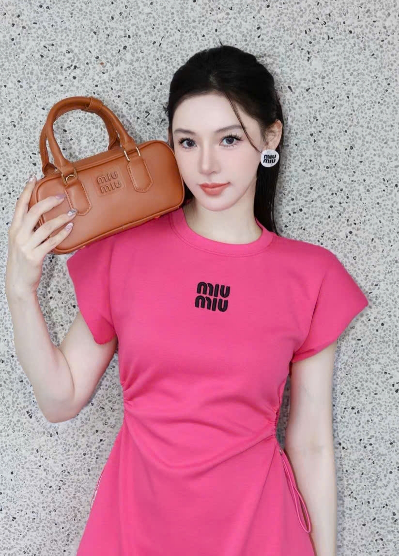 Đầm nữ sát nách cổ tròn hồng đen Miu Miu 7