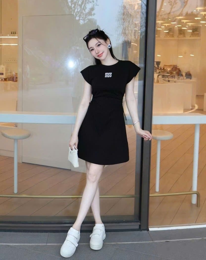 Đầm nữ sát nách cổ tròn hồng đen Miu Miu 6