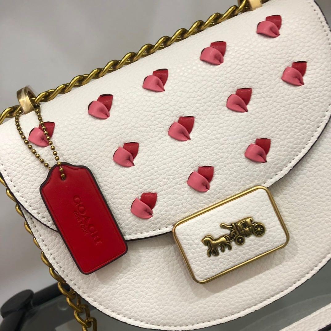 TÚI ĐEO CHÉO COACH ALIE SADDLE WITH HEART EMBROIDERY 4