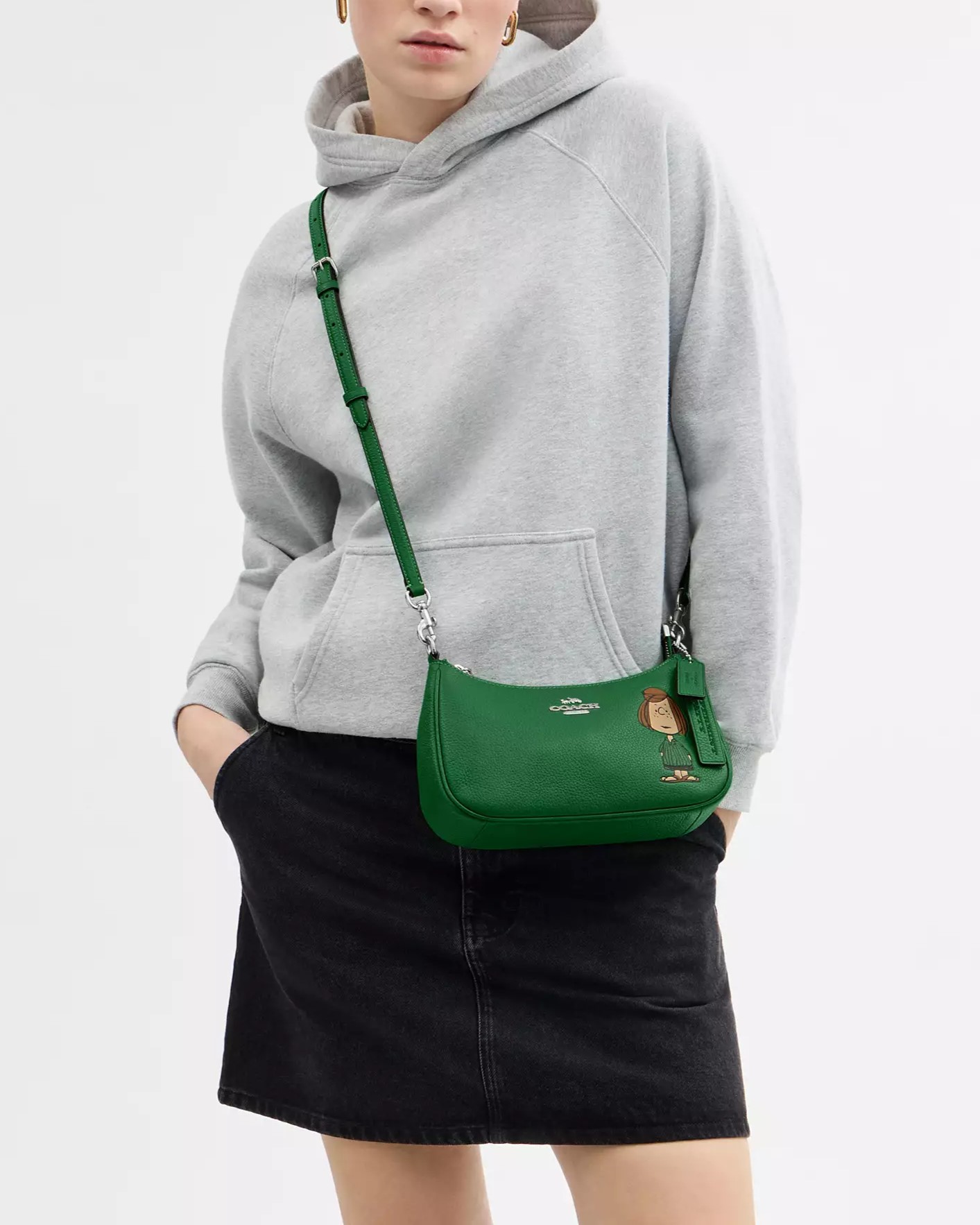 Túi đeo chéo Coach X Peanuts Teri Shoulder Bag With Peppermint Patty Kelly Green Multi CBJ77 7