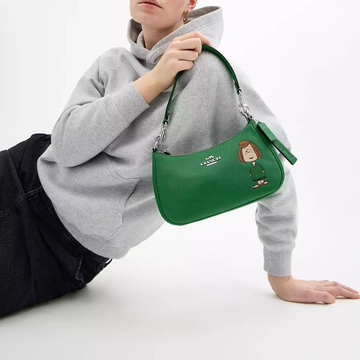 Túi đeo chéo Coach X Peanuts Teri Shoulder Bag With Peppermint Patty Kelly Green Multi CBJ77 10