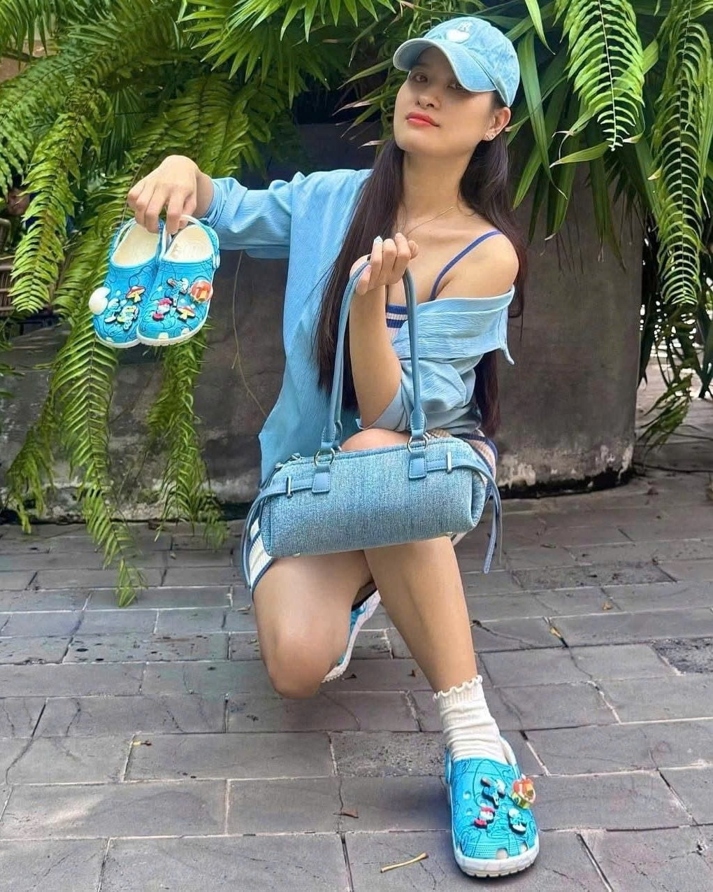 Giày xanh dương Crocs Smurfs Classic Clog Allover Smurfs Print 2