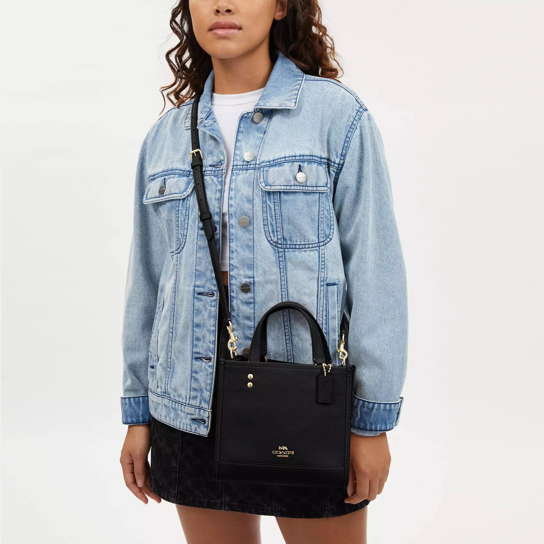 Túi đeo chéo Coach Dempsey Tote Bag 22 Black CO971 1