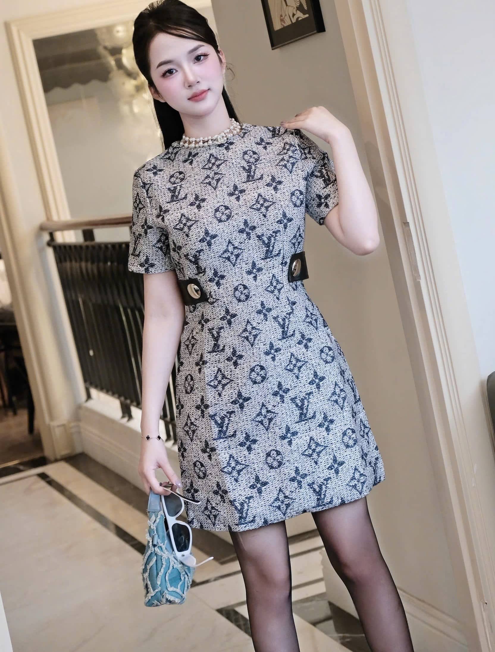 Áo đầm nữ dạ xám tay ngắn LV 8