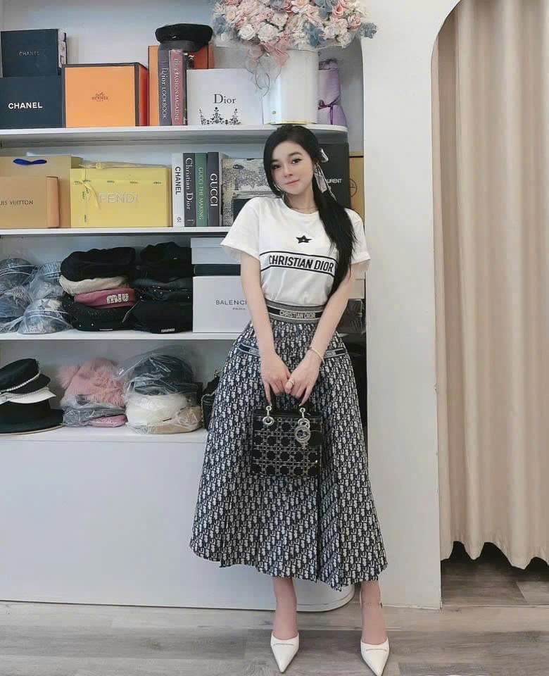 Combo áo thun trắng váy dài họa tiết hãng Dior 2
