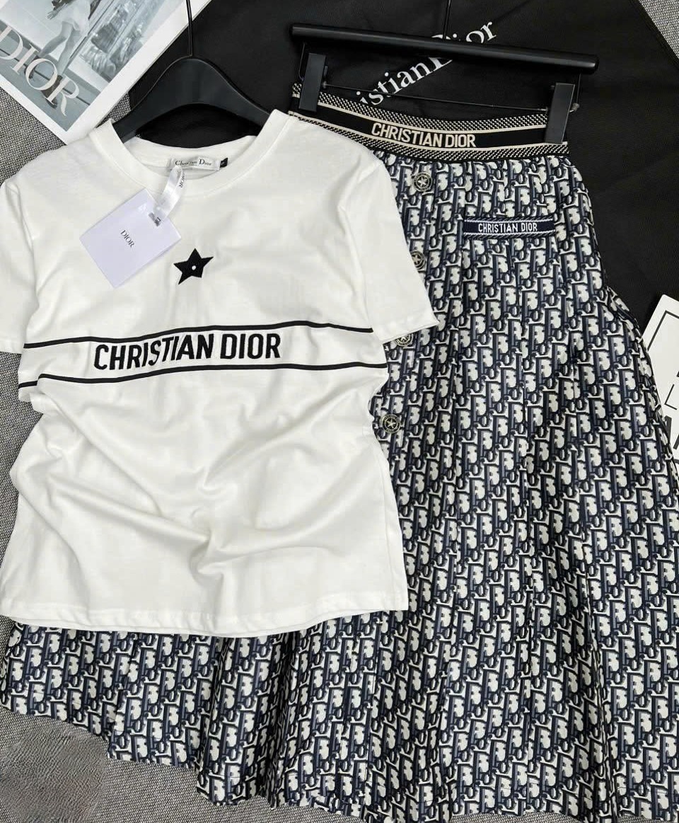 Combo áo thun trắng váy dài họa tiết hãng Dior 3