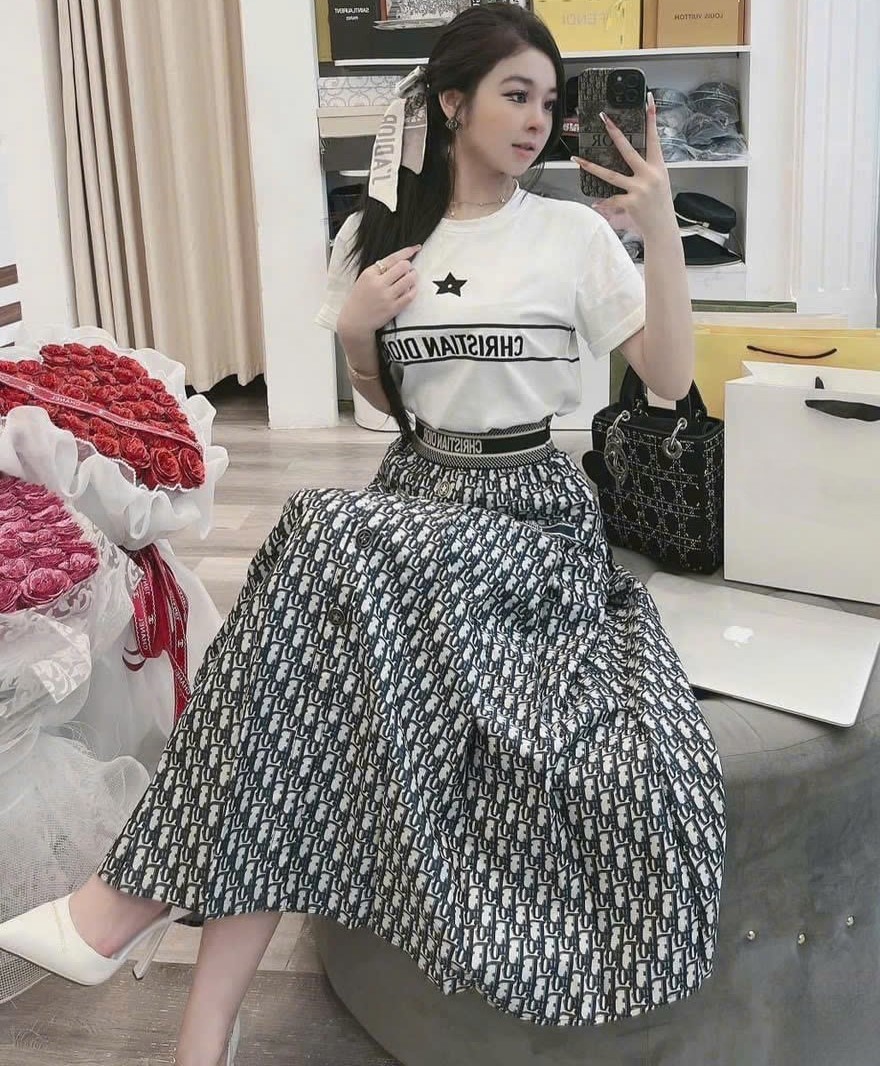 Combo áo thun trắng váy dài họa tiết hãng Dior 1